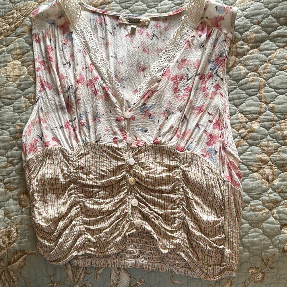 Size large gimmicks too from the Buckle. Gently used. In perfect condition!